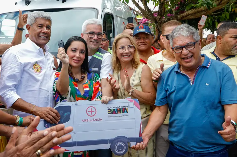Em Serra Grande, Rosemberg entrega ambulância e comemora anúncio de pavimentação de rodovia que liga Uruçuca ao balneário