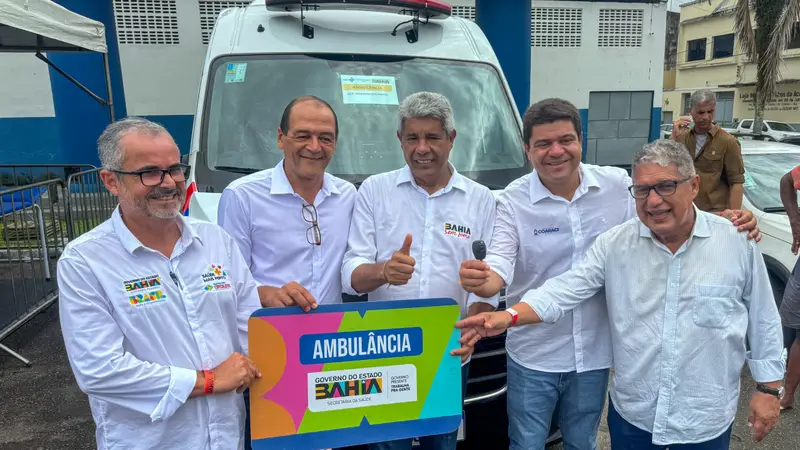 Em visita do governador à Coaraci, Rosemberg entrega ambulância nova para fortalecer saúde do município