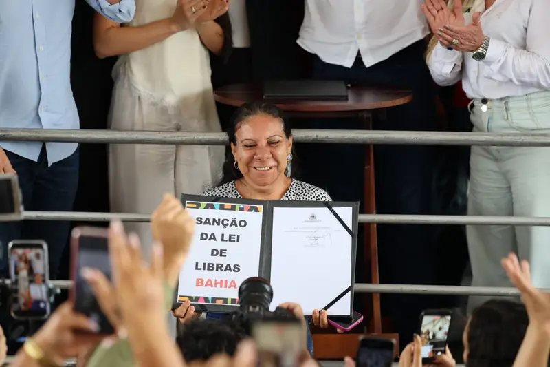 Governador sanciona lei que reconhece a Libras como meio legal de comunicação na Bahia
