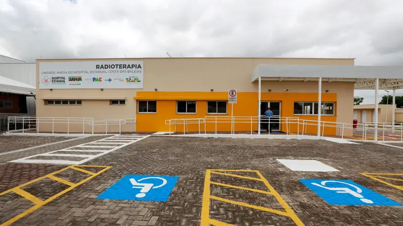 Governo da Bahia entrega serviço de radioterapia e consolida Hospital Estadual Costa das Baleias como referência oncológica no Extremo Sul Governo da Bahia entrega serviço de radioterapia e consolida Hospital Estadual Costa das Baleias como referência oncológica no Extremo Sul