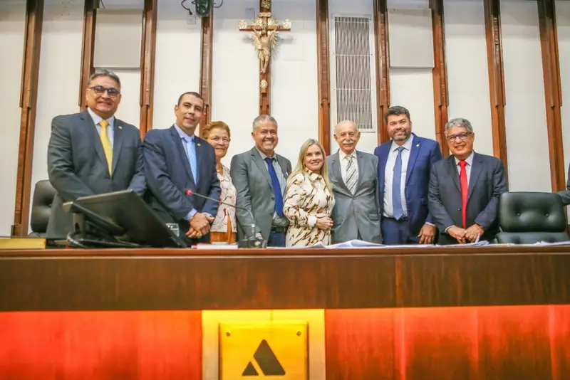 Legislativo aprecia nove proposições