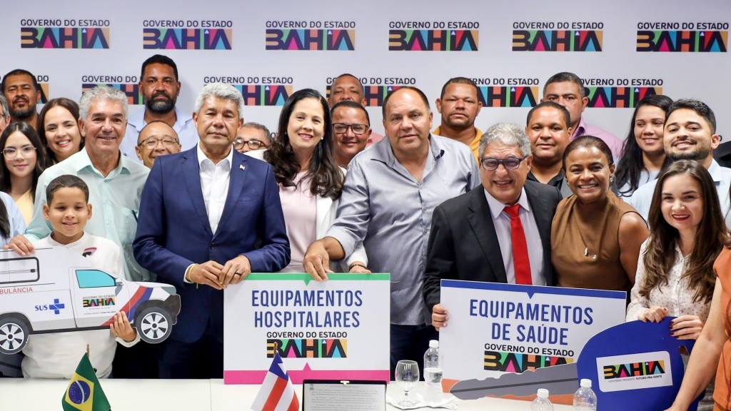 Imagem de Em reunião com a prefeita, governador discute ações para Conceição do Almeida e entrega equipamentos e veículos para a saúde local