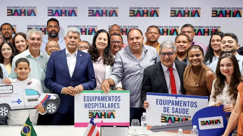 Em reunião com a prefeita, governador discute ações para Conceição do Almeida e entrega equipamentos e veículos para a saúde local