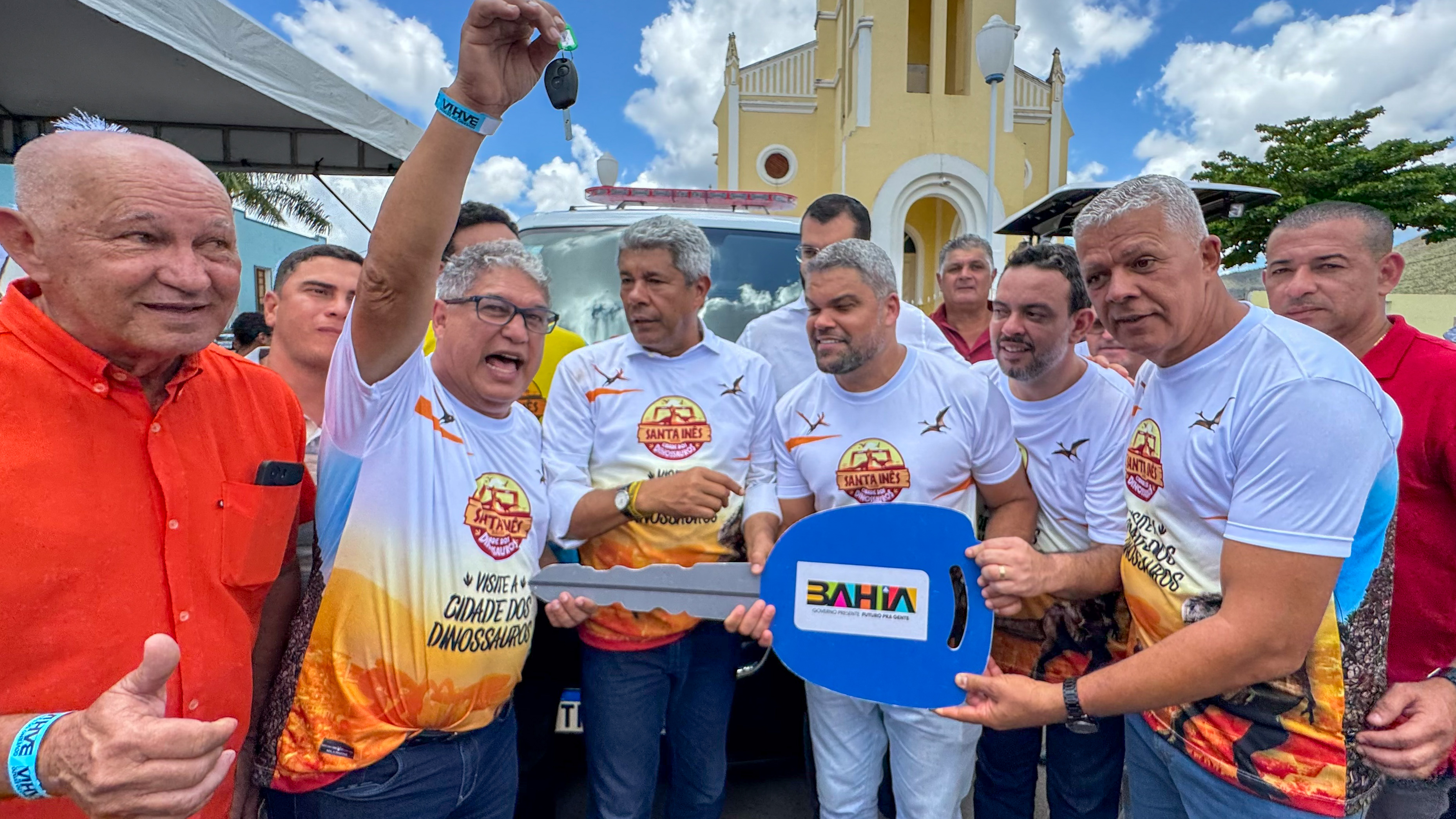 Nos 101 anos de Santa Inês, Rosemberg entrega ambulância nova para reforçar saúde do município Imagem de Nos 101 anos de Santa Inês, Rosemberg entrega ambulância nova para reforçar saúde do município