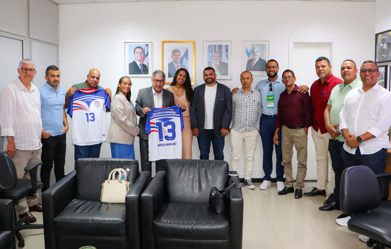 Rosemberg é presenteado com a camisa da seleção de futebol de Almadina Imagem de Rosemberg é presenteado com a camisa da seleção de futebol de Almadina