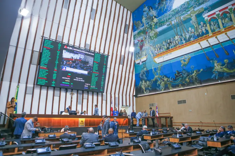 Alba aprova cinco projetos de lei do Executivo e um do Legislativo